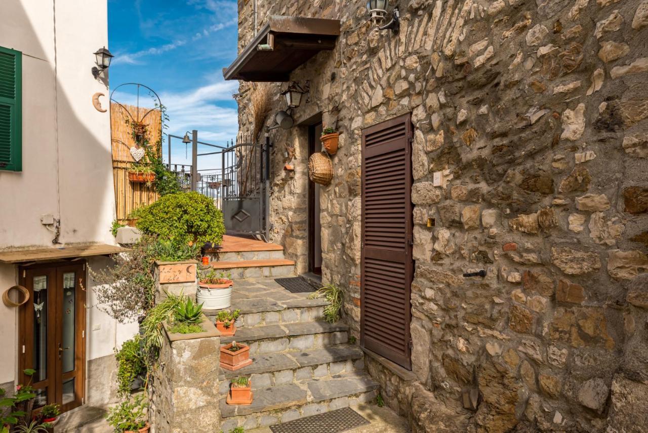 La Luna Nel Castello Vezzano Ligure Luaran gambar