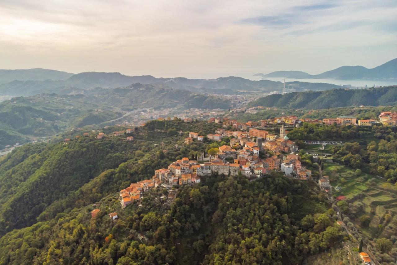 La Luna Nel Castello Vezzano Ligure Luaran gambar